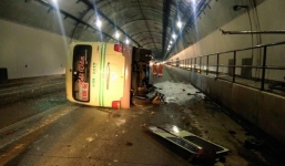 Lật xe khách trong hầm Hải Vân, 5 người bị thương nặng