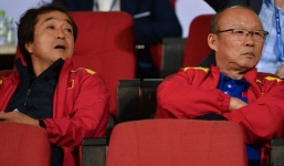 Thầy Park lặng lẽ cùng trợ lý đến sân xem đội bóng quê hương đá tứ kết Asian Cup