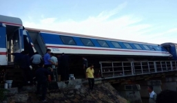 Tàu khách Bắc - Nam bất ngờ bị trật bánh, hàng loạt chuyến tàu Tết chậm giờ