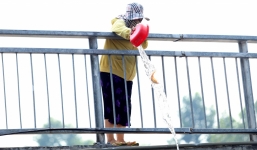 Người dân 'vô tư' ném cá chép lẫn lư hương từ trên cầu cao hàng chục mét xuống sông