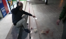 Người đàn ông đang ngồi uống trà đá tại chung cư Linh Đàm bất ngờ bị gạch rơi trúng đầu