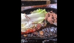 Hoảng hốt phát hiện sinh vật lạ bò ngoe nguẩy trên đĩa thức ăn 