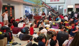 Người dân vạ vật 'màn trời chiếu đất' chờ tàu về quê ăn Tết sau sự cố trật đường ray