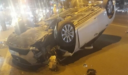 Ô tô đâm vào cột biển báo lật ngửa, tài xế 'ma men' chống đối công an