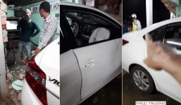 Kinh hoàng ô tô tông sập cửa lao thẳng vào nhà, người đang cúng ông Táo suýt chết