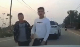 Clip: Bị ngáng đường, 2 thanh niên hung hãn chặn đầu xe xử lý tài xế