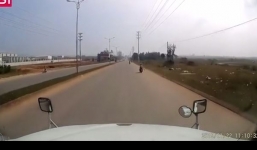 Thót tim với cú tạt đầu container của nam sinh đi xe đạp