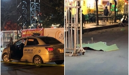 Tài xế taxi ôm cổ, đạp cửa bỏ chạy rồi gục chết phía trước sân Mỹ Đình