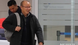 'Phù thủy' Park Hang-seo tươi rói khi họp báo nóng ở sân bay Hàn Quốc