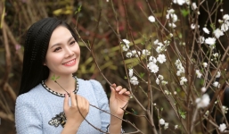 Sao mai Lương Nguyệt Anh khoe vẻ đẹp vạn người mê trên phố đón xuân