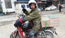 Cay mắt trước câu chuyện của chàng trai chở tro cốt cha vượt hơn 4.000 km về quê ăn Tết