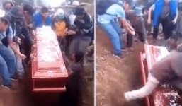 Hãi hùng cảnh người hộ tang trượt chân ngã xuống huyệt mộ làm quan tài bật nắp