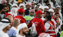 Thua đau đớn, CĐV UAE ném chai nước vào cầu thủ Qatar