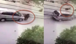 Nam thanh niên phóng xe máy kiểu cảm tử lao thẳng vào ô tô, người bị húc văng lên trời