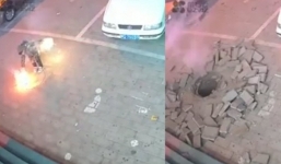 Khoảng khắc nắp cống nổ tung như bom khi cậu bé ném pháo sáng