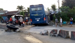 Xe khách lao vào nhà dân, hàng chục người may mắn thoát chết ngày cận Tết