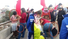 Hải Phòng: Người phụ nữ tốt bụng giải cứu bé gái bị mẹ xích chân bắt đi xin tiền để đánh đề