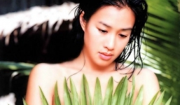 “Nữ thần gợi cảm gốc Việt” gây tranh cãi khi uống dầu ăn suốt 11 ngày để… thải độc