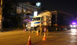 Đâm vào container, 2 thanh niên thương vong