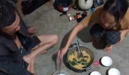 Hình ảnh bữa cơm đầu tiên của người con về nhà ăn Tết chỉ là mì tôm và cơm trắng, câu chuyện phía sau lại càng khiến chúng ta cảm động