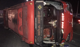 Xe khách lật trong đêm, hàng chục hành khách hoảng loạn đập kính thoát thân