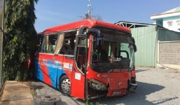 Xe khách bất ngờ tông vào dải phân cách, hơn 20 hành khách bị đa chấn thương