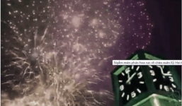 Ngắm màn pháo hoa rực rỡ chào xuân Kỷ Hợi trên nóc tòa nhà Bưu điện Hà Nội