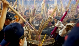 Khung cảnh chen lấn từ 'cuộc đua thắp hương' cầu may đầu năm Kỷ Hợi của người dân Singapore