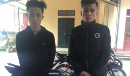 2 thanh niên nghịch dại, đốt pháo ném vào cổng công an huyện thách thức