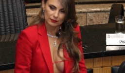 Nữ nghị sĩ Brazil gây náo loạn vì mặc hở bạo trong nghị trường