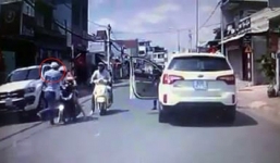 Tài xế ô tô tát cô gái 'vì bé trai va vào xe' đến nhà xin lỗi