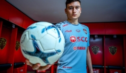 Văn Lâm đẹp trai tựa nam thần, đốn tim người hâm mộ trong màu áo CLB Thái Lan
