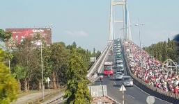 Loạt ảnh khiến bạn nhận ra đã hết Tết: Cầu Mỹ Thuận một bên tắc cứng các phương tiện, một bên rộng thênh thang