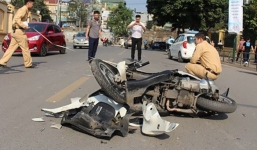 Xe máy kẹp 3 va chạm ô tô tải, 3 thanh niên 9x tử vong