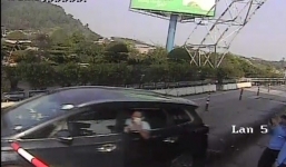 Nữ tài xế cố tình đâm barie vượt Trạm thu phí Bến Thủy 2 trốn vé