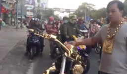 Clip: Đại gia vàng đeo trĩu cổ 'đại náo' đường phố Sài Gòn cùng 3 siêu xe dát vàng trị giá nhiều tỷ đồng