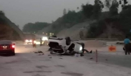 'Xế hộp' lật trên cao tốc Nội Bài - Lào Cai, 3 người bị thương