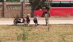 Tốc váy 'hái hoa' ở bãi đất trống gần chùa Bái Đính, 2 cô gái khiến nhiều người ngao ngán