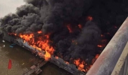 'Bà hỏa' thiêu rụi nhà hàng nổi trên sông Lô, cột khói bốc lên nghi ngút