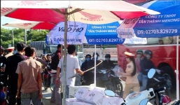 CSGT phát nước cho người đi đường bị chủ nhà cầm gậy đuổi 