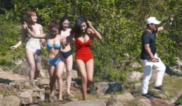 Người trong cuộc nói gì khi loạt cảnh nóng xuất hiện trong hài Tết?