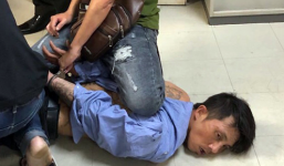 Kẻ ngáo đá mang súng giả gây náo loạn sân bay Tân Sơn Nhất bị công an quật ngã