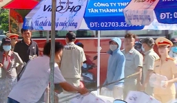 Lời khai bất ngờ của người đàn ông dọa đánh nữ CSGT phát nước miễn phí