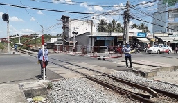 Thót tim hai nữ nhân viên gác chắn lao tới cứu cụ bà trước đầu tàu hỏa