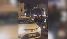 Tài xế Mercedes lớn tiếng chửi bới, đá bay gương xe taxi sau va chạm giao thông