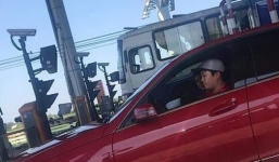 Trường Giang tức giận, Nhã Phương che mặt vì bị chụp ảnh tái xuất sau sinh