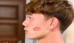 Minh Vương khoe dấu son môi của bạn gái trên má trước ngày Valentine