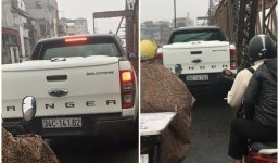 Mặc biển cấm, tài xế xe bán tải vẫn ngang nhiên lái qua cầu Long Biên