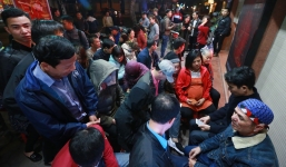 Người dân chen chân xếp hàng từ tờ mờ sáng để mua vàng ngày vía Thần Tài