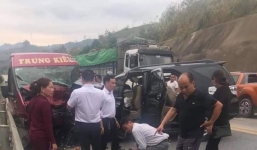 Tai nạn giao thông mới nhất ngày 14/2: Xe khách đấu đầu ô tô 7 chỗ trên cao tốc Nội Bài, nhiều người bị thương